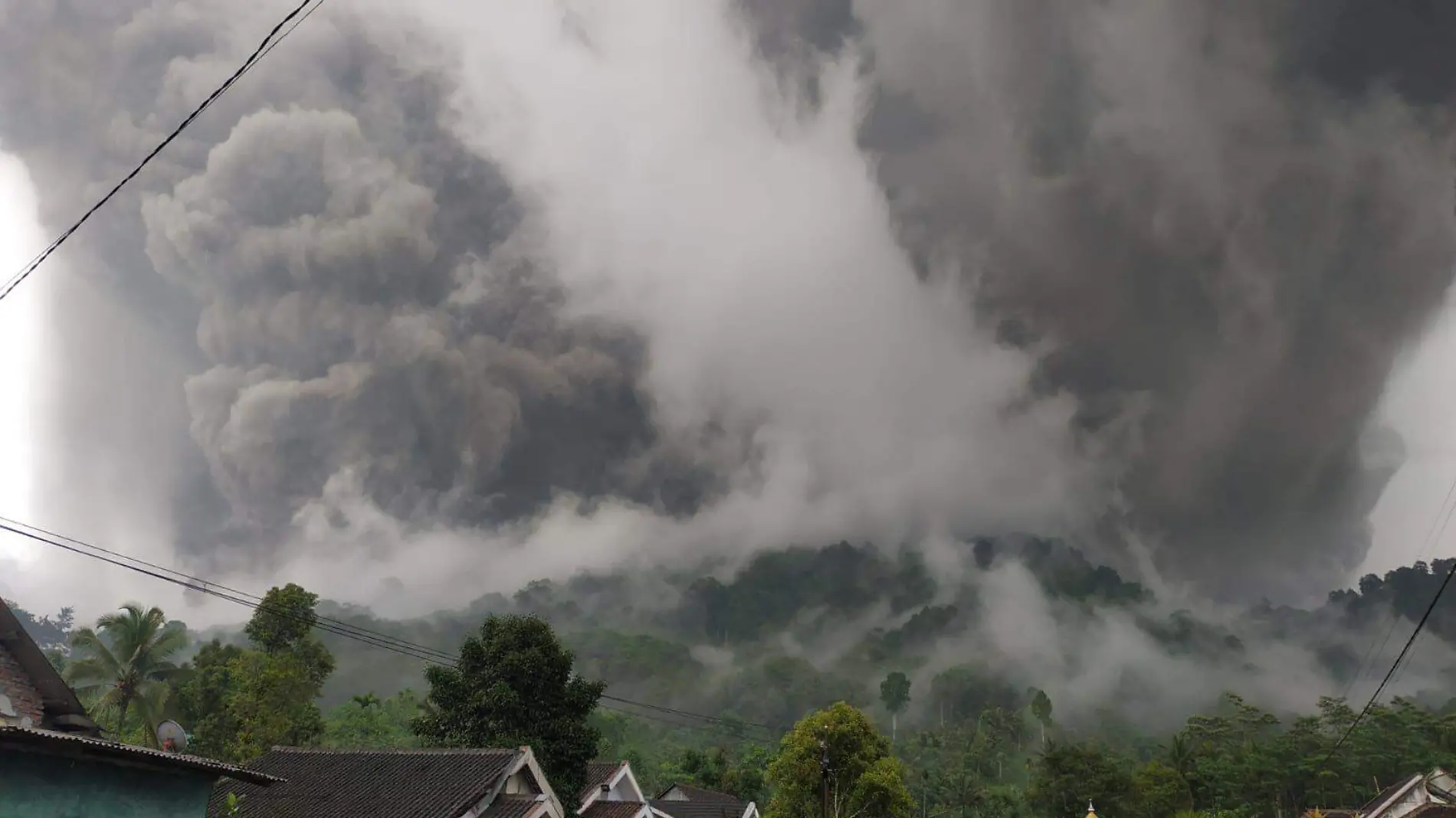 Erupción volcán Semeru en Indonesia muertos y heridos